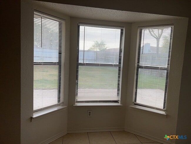 Foto del edificio - 3120 Panhandle Dr