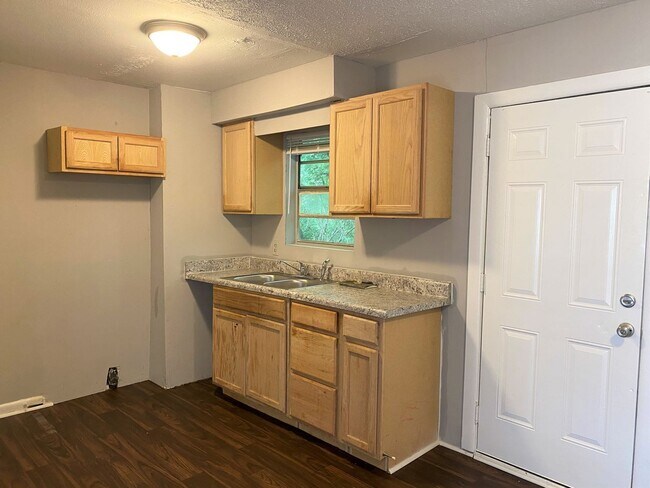 Foto del edificio - 4053 Log Cabin Dr