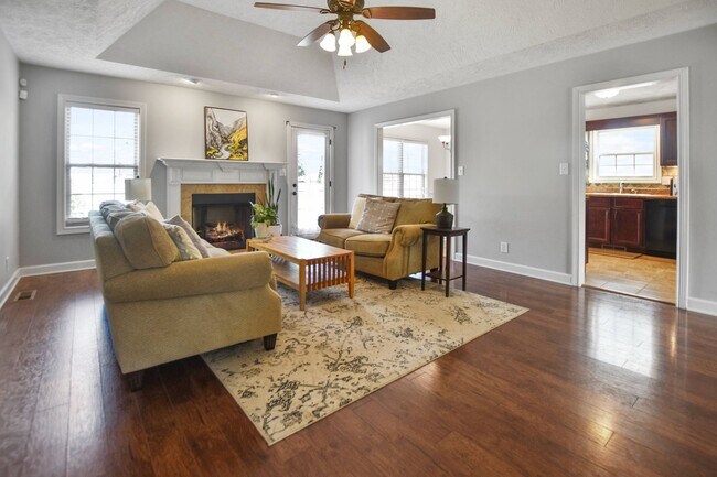 Building Photo - Pet Friendly Three Bedroom with Bonus!