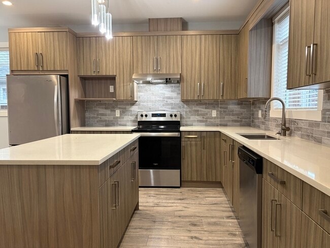 Building Photo - 826 Cadder Ave