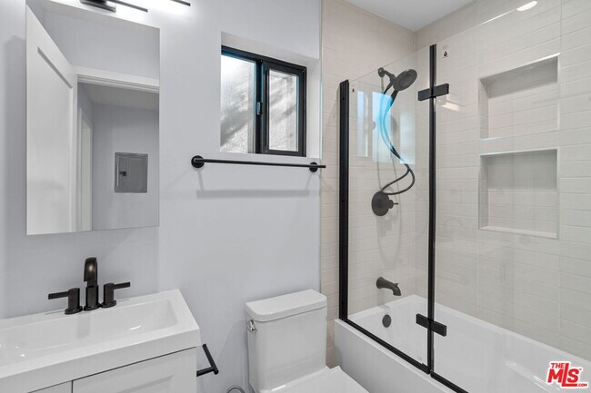 Foto del edificio - 1518 1/4 Stearns Dr