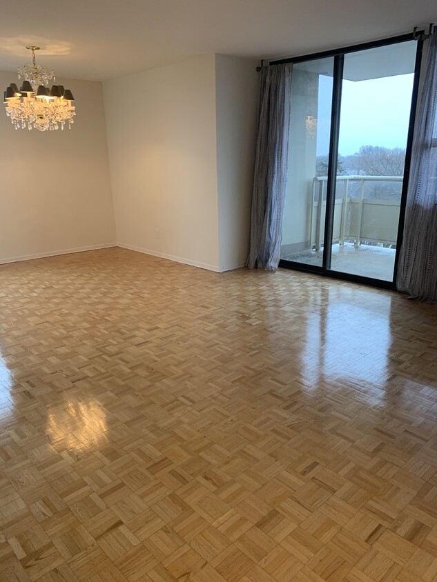Livingroom sliding doors to big balcony - 608-980 Broadview Av