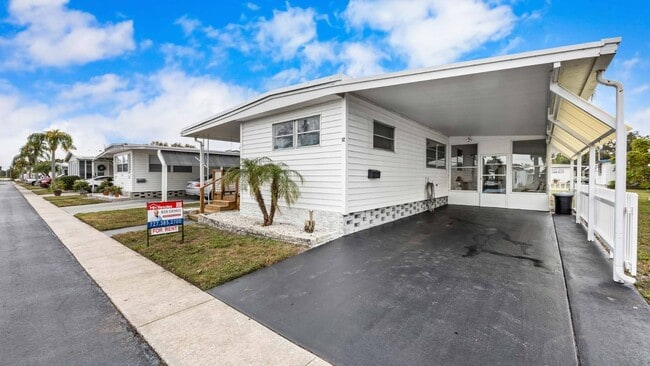Foto del edificio - 12651 Seminole Blvd