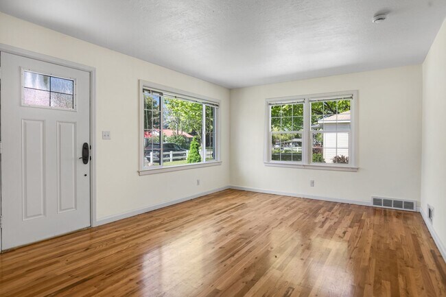 Foto del edificio - 3-Bed 2-Bath Home with Detached Studio Apartment!