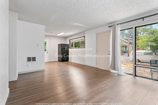 Building Photo - 112 SE 78th Ave