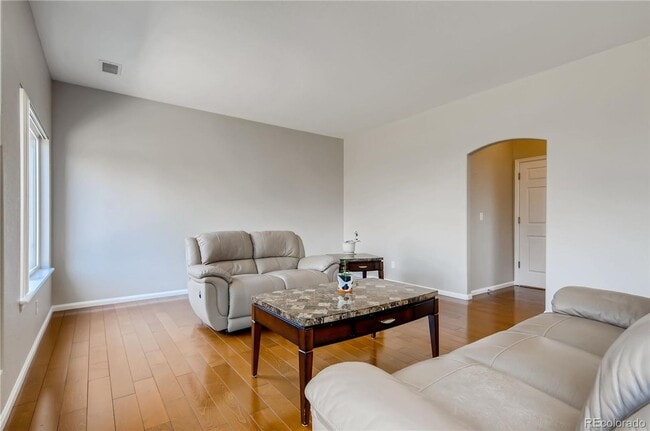Building Photo - Beautiful 4 bedroom 3.5 bathroom single fa...