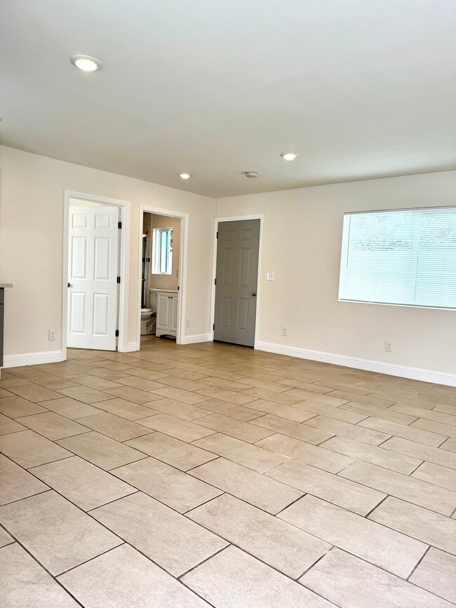 Building Photo - 6515 White Oak Ave