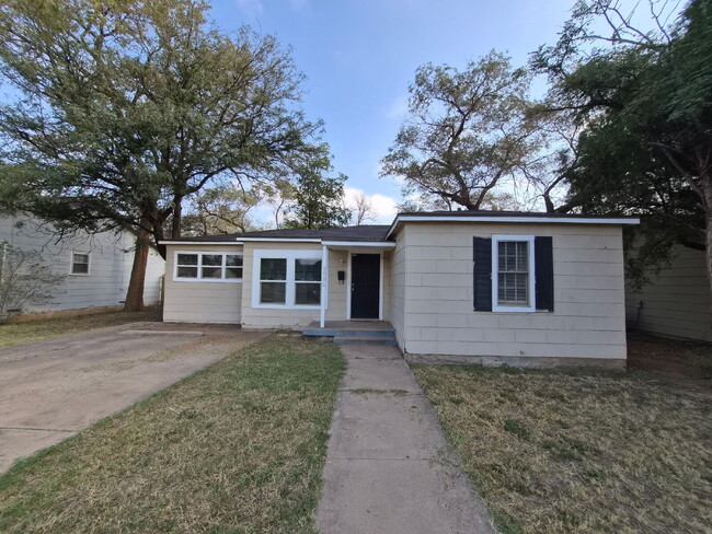 Building Photo - Pre-Leasing for Summer/Fall 2026 - Flooring Updates in Kitchen/Bathrooms, along with Updated Coun...