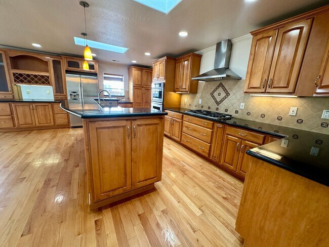 Building Photo - DESIRABLE 4 BEDROOM HOME LOCATED IN TOP TI...