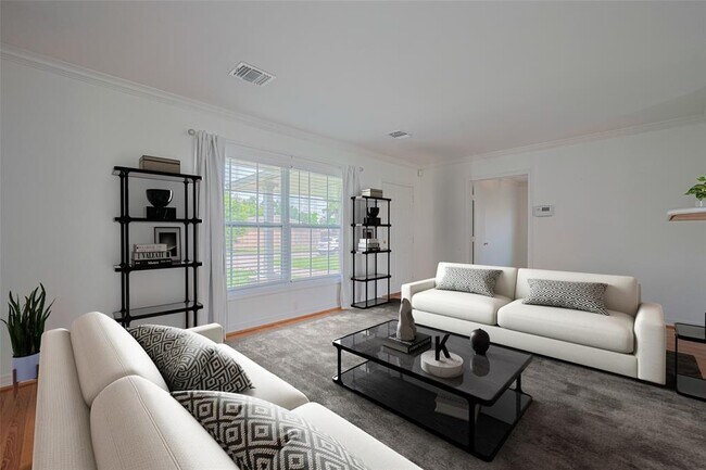 Foto del edificio - 3042 Oak Forest Dr