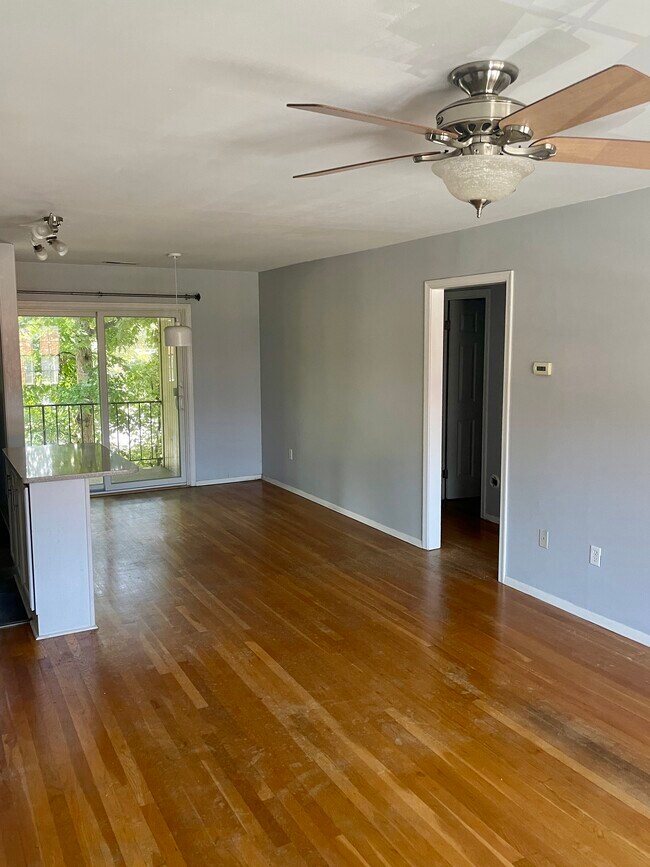 Entrance POV - 2421 Barracks Plz
