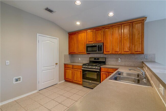 Building Photo - 1708 Goddard Bluff Dr