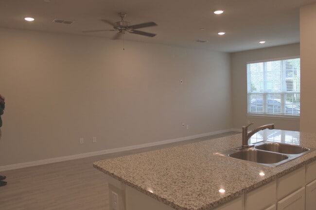 Building Photo - 2908 Mare Dr