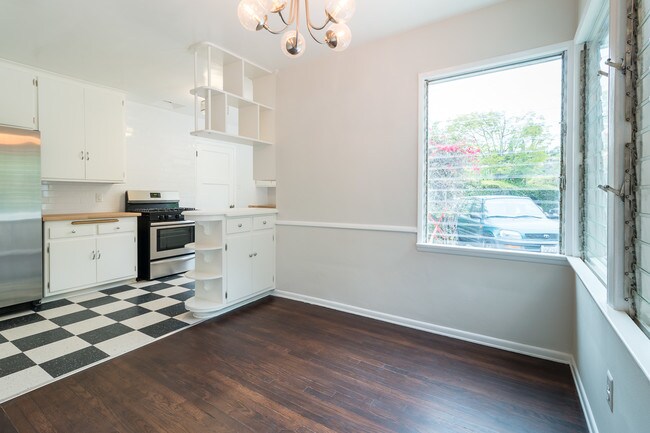 Building Photo - 2119 Alcyona Dr