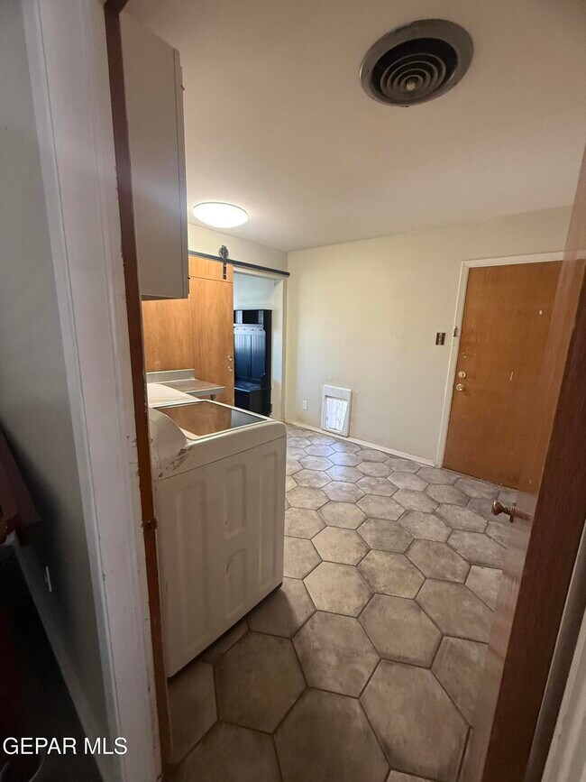 Building Photo - 3437 Kirkwall St