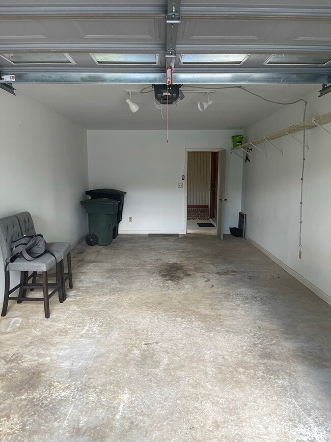 Building Photo - 250 S Villas Ct