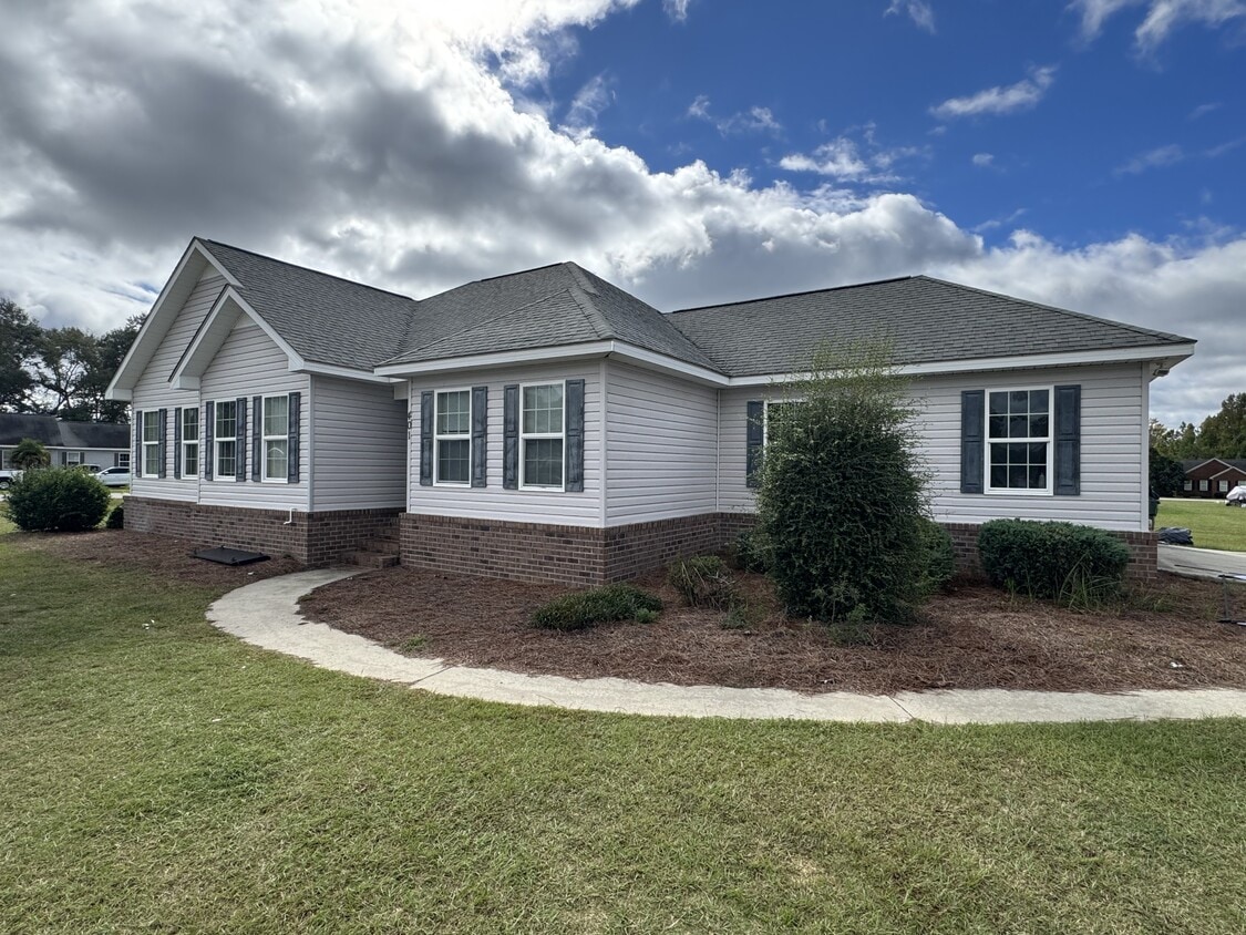 Foto principal - 401 Andrew Dr