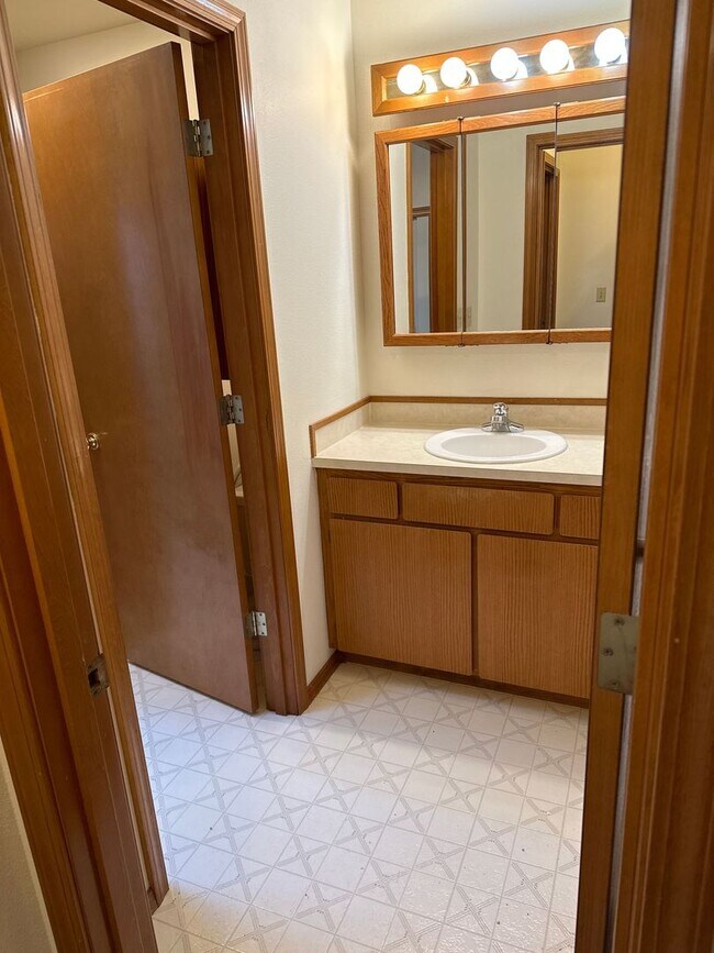 Building Photo - Crestview - 3 units