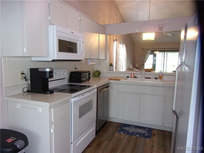 Building Photo - 470 Siesta Terrace