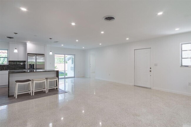Foto del edificio - 904 NE 96th St