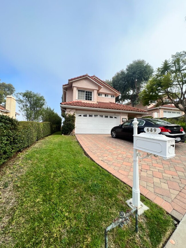 Building Photo - West Ventura - Gorgeous updated three bedr...