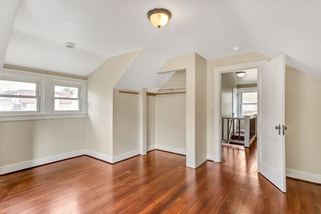 Building Photo - 4br/1ba Home in SE Portland