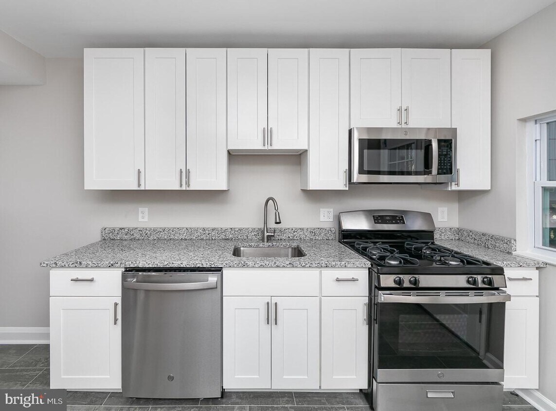 Kitchen - 186 W Meadow Rd