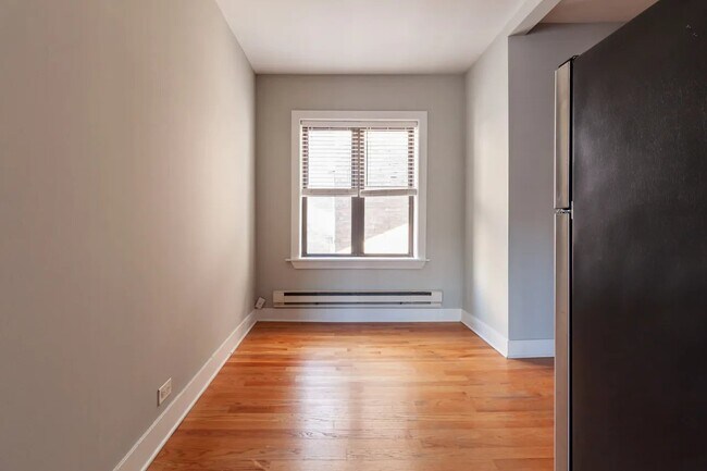 Foto del edificio - 3720-3725 N Pine Grove Ave