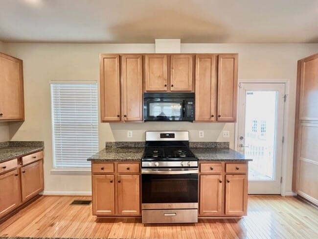 Building Photo - Spacious and close to Metro!