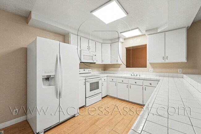 Foto del edificio - Wonderful 3 Bedroom, 2 Bath Home In Lake Elsinore!