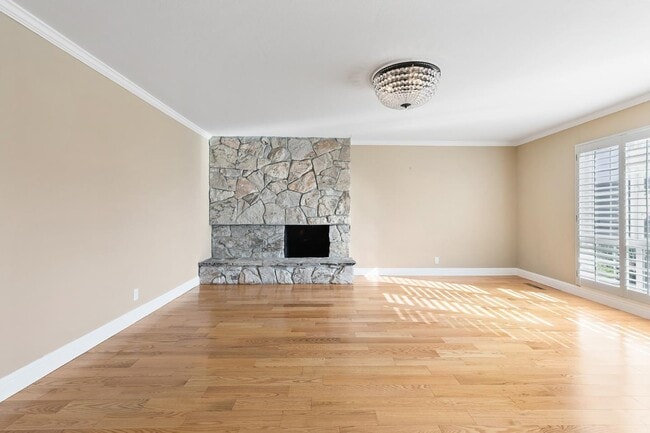 Building Photo - 1833 Sebastian Dr