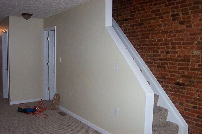 Building Photo - Three Bed Two Bath Central AC Washer/Dryer...