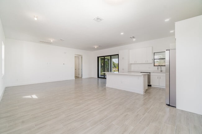 Building Photo - 15633 Lakeland Cir