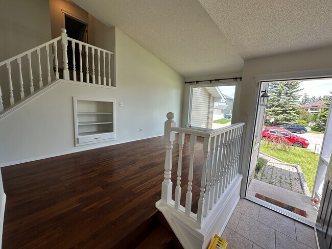 Photo du bâtiment - Spacious 3 Bedroom Home with Finished Basement in MacEwan Valley (IP058)