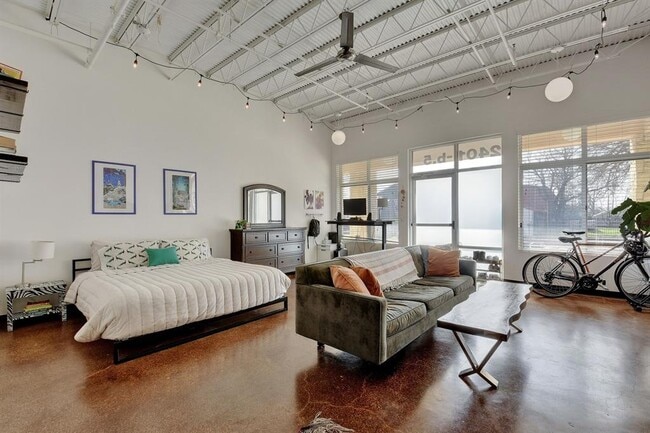 Foto del edificio - 2401 E 6th St