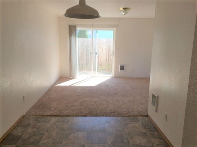 Building Photo - Wonderful townhouse in East Portland! rent...