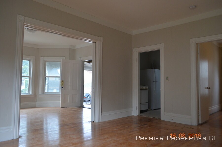 HUGE RENOVATED 1 BEDROOM H/HW INCLUDED!! House Rental in Pawtucket