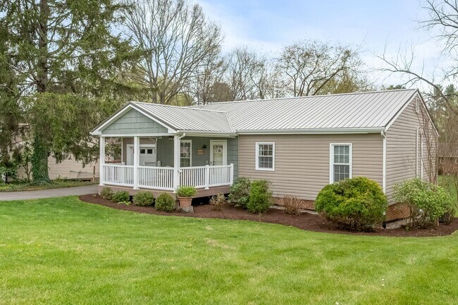 Building Photo - Spacious ranch close to campus
