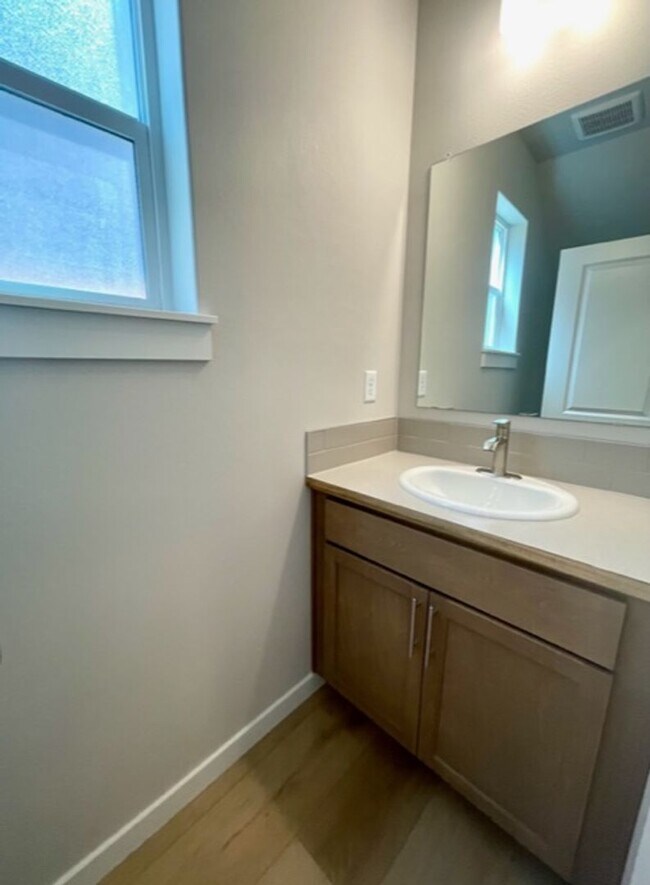 Building Photo - Stunning newer home in NE Bend neighborhood!