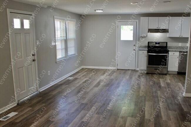 Building Photo - 3 BED & 1 BATH / PET-FRIENDLY / S8 ACCEPTED