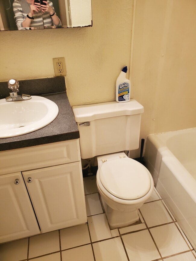 Bathroom - 2262 N High St