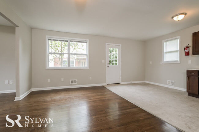 Foto del edificio - Lovely 3 level end unit townhome!