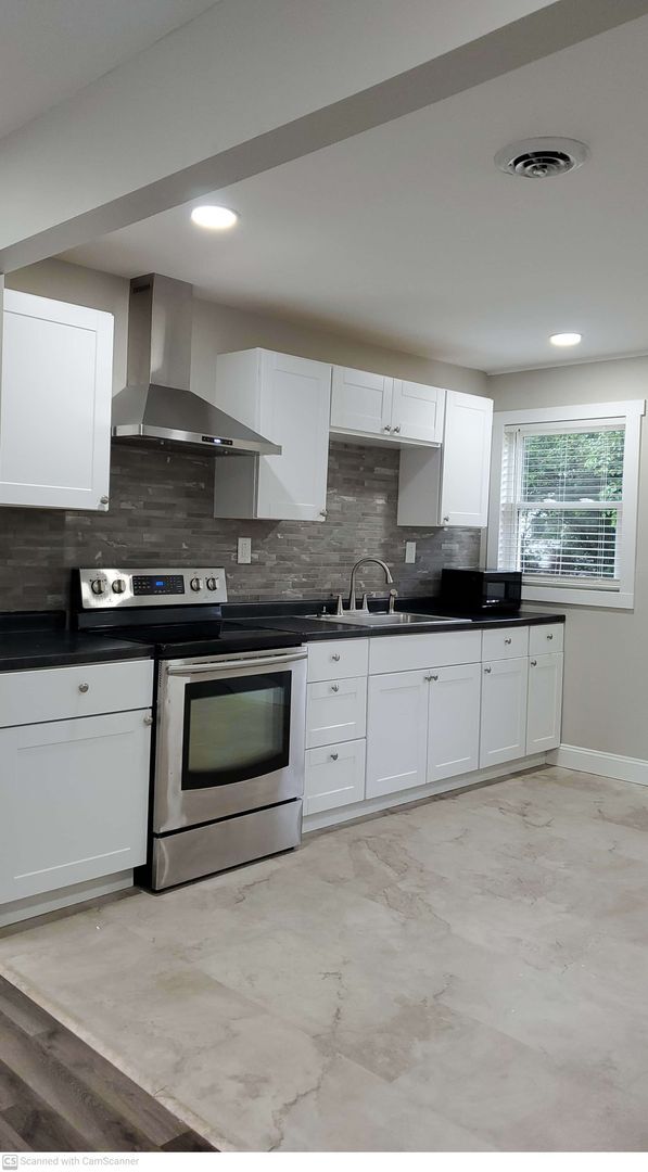 Building Photo - AC! 3 bed 1 bath beautiful big space..don'...