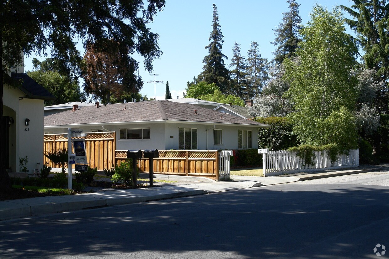 Foto del edificio - 947 Roble Ave