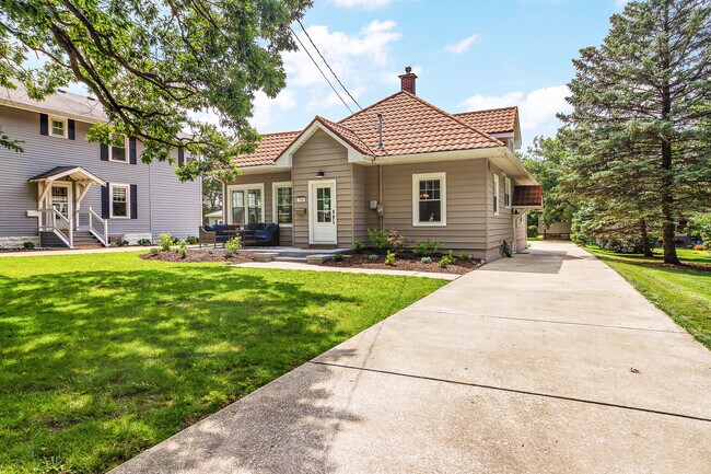 Foto del edificio - 724 Warner Ave