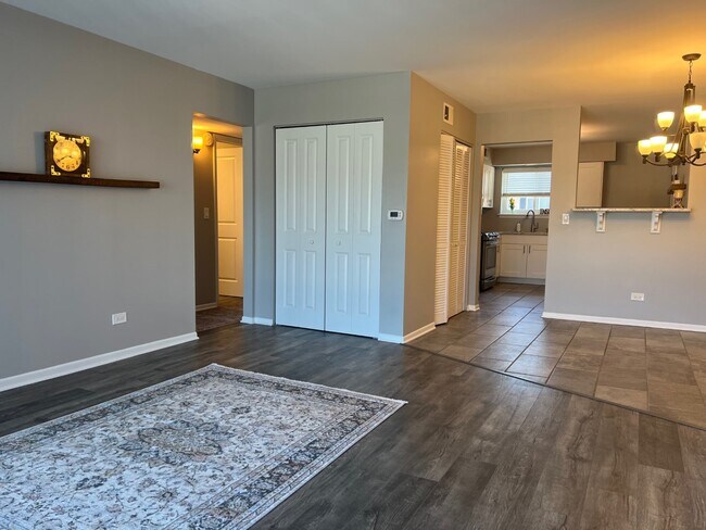 Foto del edificio - 892 S Plum Grove Rd