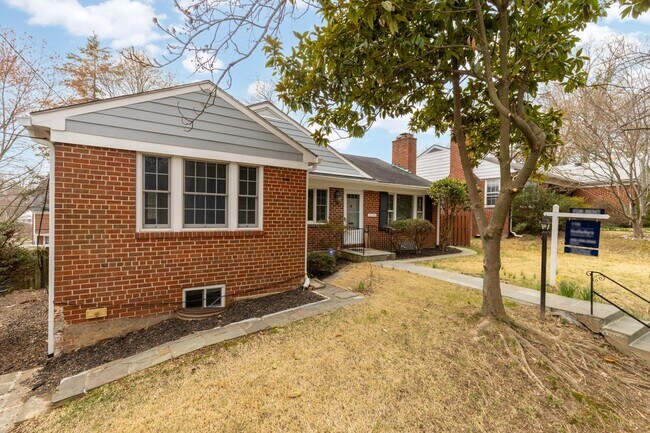 Foto del edificio - 2736 Stephenson Ln NW