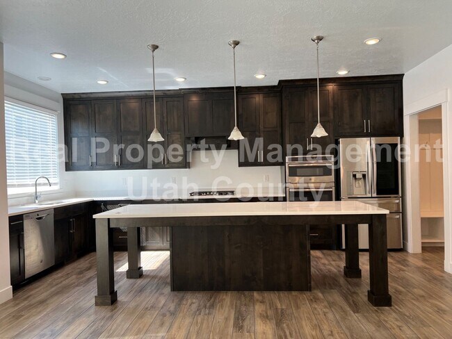 Building Photo - Cute townhome in Highland