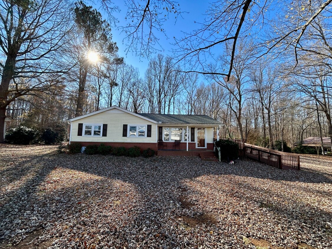 Foto principal - Charming 3Br in Oak Ridge on One Acre Lot!