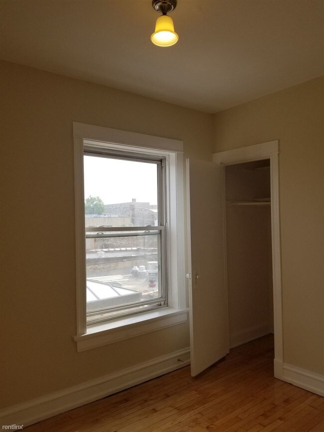 Building Photo - 3 br, 1 bath Triplex - 5314 N Clark St Apt 3
